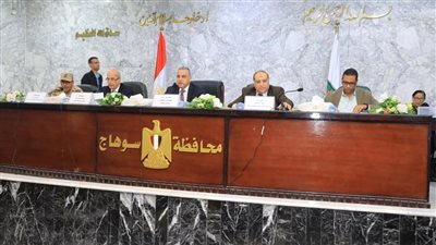 محافظ سوهاج يبحث موقف تنفيذ مشروعات حياة كريمة 