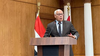 محافظ بورسعيد يستعرض خلال استقباله وفد 