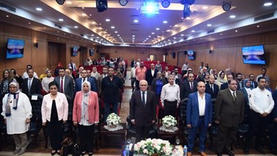 محافظ بورسعيد يستعرض إنجازات الدولة في المجال الصحي | صور