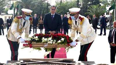 رئيس الوزراء يزور مقام الشهيد بالعاصمة الجزائرية ويضع إكليلا من الزهور.. صور