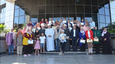 نائب محافظ بني سويف يكرم منظمة خريجي الأزهر لدورها فى التوعية بالقضية السكانية
