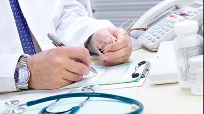 دعوات مقاطعة من الأطباء لشركات التسويق الطبي.. النقابة تحذر أعضاءها من استغلالهم.. وتصف تطبيقات حجز مواعيد الكشف بالابتزاز