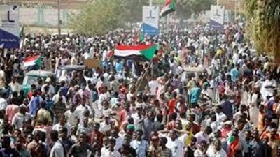 السودان.. حشود ضخمة تكسر الطوق الأمني.. وتتجه نحو القصر الرئاسي