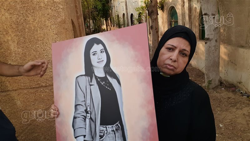 والدة نيرة امام مقبرتها