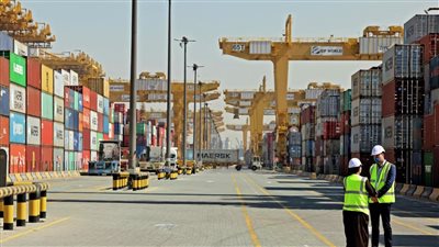 حريق ضخم على متن سفينة محملة بالسيارات في ميناء دبي | فيديو 