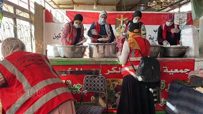 ألف وجبة يوميا لإطعام الفقراء.. حكاية مطبخ الست عزيزة في إمبابة | فيديو