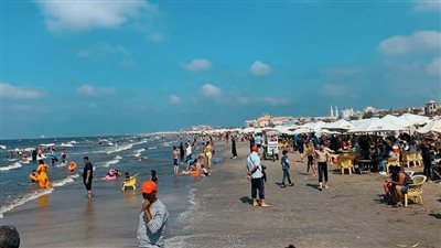 بعد انخفاض أعداد القناديل.. عودة رحلات اليوم الواحد لشواطئ بورسعيد | فيديو