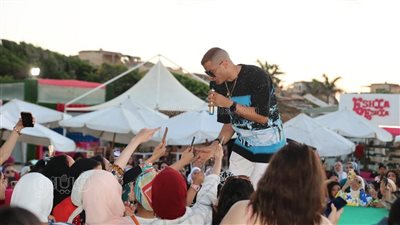 للسيدات فقط.. شاكوش يتألق في حفل غنائي بالساحل الشمالي | صور 