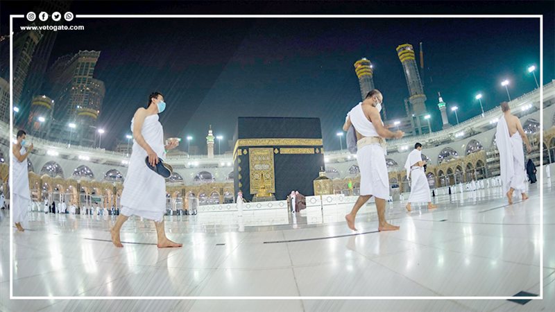 حجاج بيت الله يطوفون