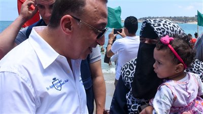 محافظ الإسكندرية يفتتح أول شاطئ لذوي الهمم
