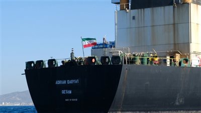 سحب ناقلة ترفع العلم الإيراني احتجزتها اليونان إلى ميناء بيريوس