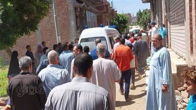 انهيار الأهالي عقب تشييع جثمان ربة منزل قتلت على يد نجلها|فيديو