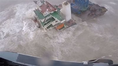 مشهد مروع لانقسام سفينة إلى نصفين أمام شواطئ هونج كونج | فيديو