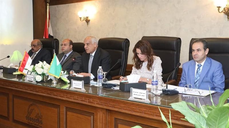 محافظ الجيزة في اجتماع