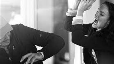 متصل يبكي على الهواء: مراتي بتضربني وبتهزقني وواخدة كل فلوسي | فيديو