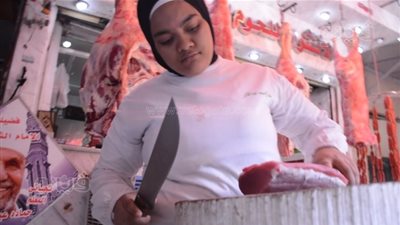 طموح صابرين.. حكاية أصغر جزارة من الصم والبكم | فيديو