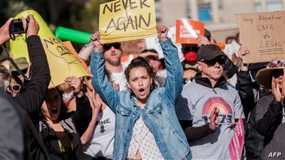 القرار أحدث صدمة.. تظاهرات في فرنسا مؤيدة لحق الإجهاض | صور