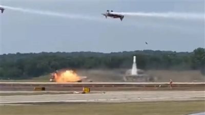 حادث مروع ونهاية مأساوية.. مصرع شخص في سباق سيارة مع طائرتين | فيديو