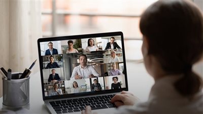 مدونة كويتية تثير الجدل بوصفها مشاركة النساء للرجال بغرف الدردشة 