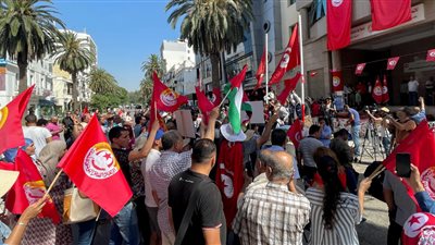 احتجاجًا على البطالة.. مظاهرات لخريجي الجامعات في تونس أمام قصر قرطاج