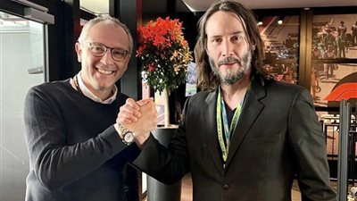 كيانو ريفز في حلبة سيلفرستون لحضور سباق جائزة بريطانيا الكبرى للفورمولا 1 | صور