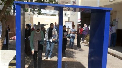 بالكمامات وبوابات الدخول.. 87 لجنة ثانوية عامة بأسيوط تستقبل الطلاب