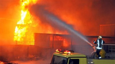 النيابة تنتقل لمعاينة مصنع مواد كيميائية نشب به حريق في السلام 
