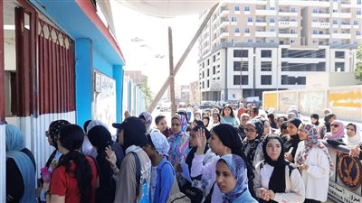 خامس أيام الثانوية العامة.. الطلاب أمام تحدي الكيمياء والجغرافيا.. وأولياء الأمور يتسلحون بالدعاء | صور 