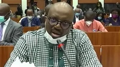 برلماني يفقد وعية بعد اتهامه بالفساد خلال جلسة بالبرلمان النيجيري