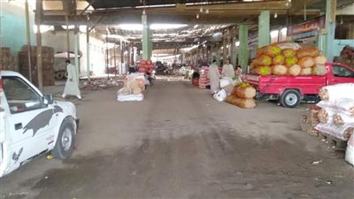 رفع المخلفات من محلات وشوادر سوق الجملة بأكتوبر | صور