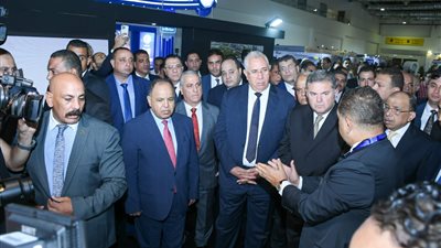  وزير قطاع الأعمال يفتتح معرض 