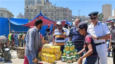 مشاجرة بين موظفى حملة إزالة وأصحاب المحال بالإسكندرية|صور 