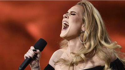 زوج أديل وحبيبها يجلسان بجانب بعضهما في حفلتها في لندن | صور