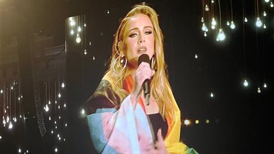 آديل تدعم المثليين في ثاني حفلاتها في هايد بارك | فيديو