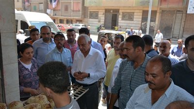 محافظ الجيزة يفاجئ مخبزا في الطالبية بزيارة للتأكد من وزن الرغيف | فيديو 