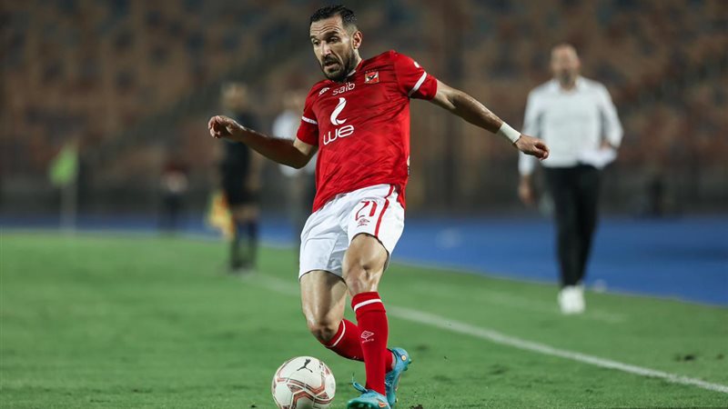 علي معلول لاعب الأهلي