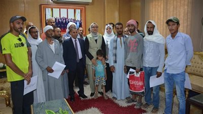 نائب محافظ الوادي الجديد تسلم وثائق تأمين حوادث للعمالة غير المنتظمة