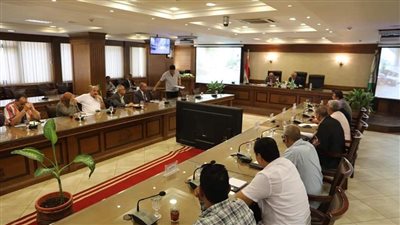 محافظ الجيزة يناقش تنفيذ مشروع تطوير ترعة المريوطية | صور