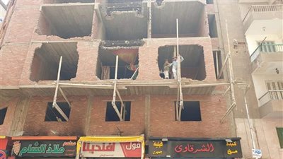 إزالة مخالفة بناء بشارع فاطمة رشدي في الجيزة | صور