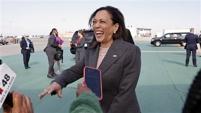 وصلة ضحك لنائبة الرئيس على الهواء تثير استياء الأمريكيين | فيديو