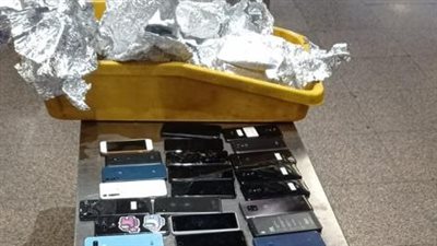 إحباط محاولة لتهريب ١٣٨ محمولًا بمطار القاهرة