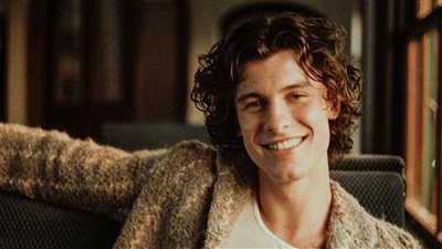 شون مينديز يلتقي بمعجب يرتدي نفس ملابسه بالصدفة| فيديو