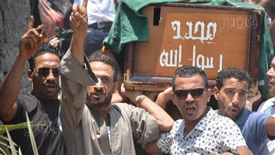 مشاهد مؤلمة في جنازة شيماء جمال.. ابنتها ترافق الجثمان حتى باب القبر.. صراخ وبكاء يسيطر على الحاضرين.. ووالدها يطالب بإعدام القاتل