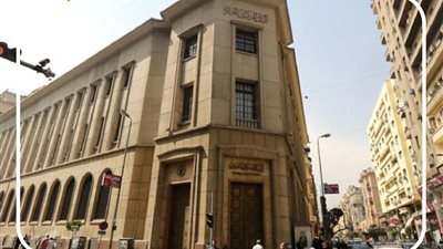 خدمات مجانية تقدمها البنوك بعد قرار المركزي بعودة عمولات السحب| انفوجراف