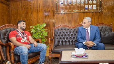 رئيس جامعة طنطا يكرم طالبًا بـ