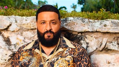 دي جي خالد يكشف عن مخاوفه من السباحة ليلا