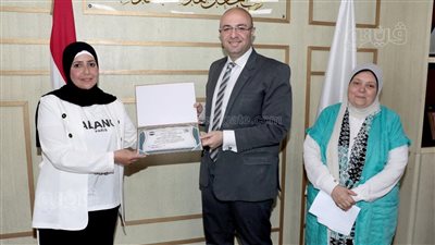 محافظ بني سويف يكرم 3 نماذج نسائية بوحدات الرصد الميداني