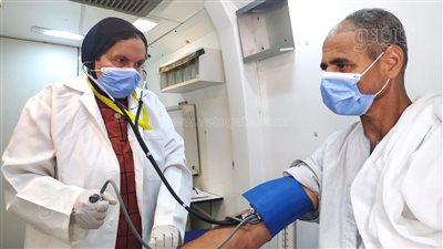 الكشف وتوفير العلاج بالمجان لـ1135 مواطنا في قافلة طبية ببني سويف
