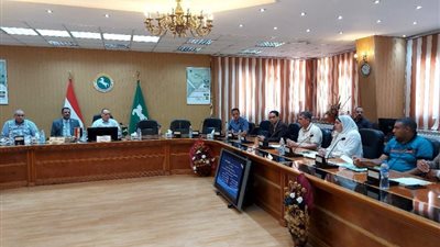 محافظ الشرقية يلتقى الأسر الأولى بالرعاية لبحث مشكلاتهم 