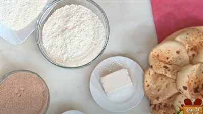 لكل ربة منزل.. أسهل طريقة لعمل العيش البلدي | فيديو 